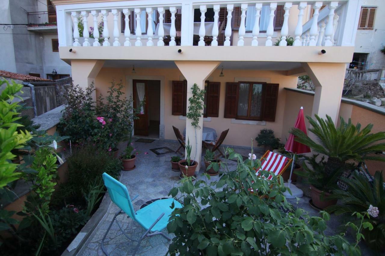 App With A Lovely Patio Apartment Mali Losinj Exterior photo