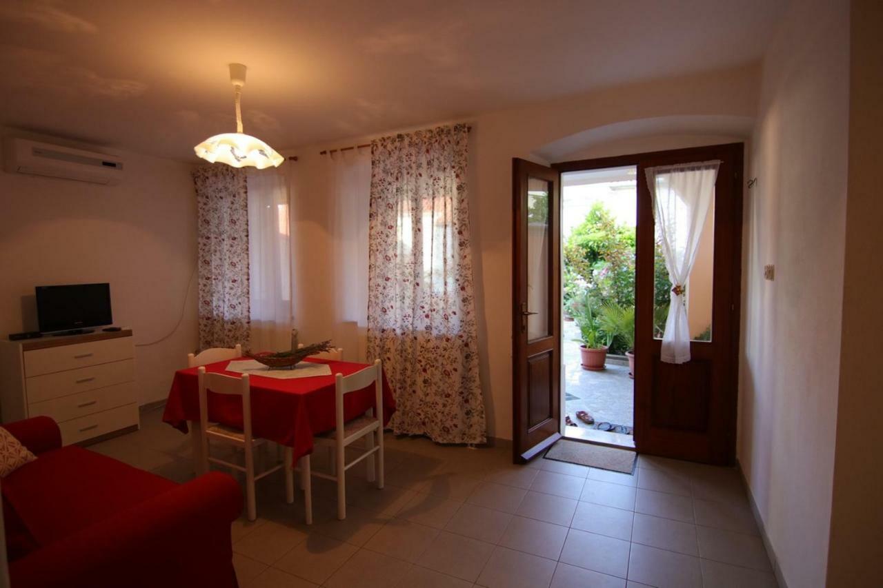 App With A Lovely Patio Apartment Mali Losinj Exterior photo